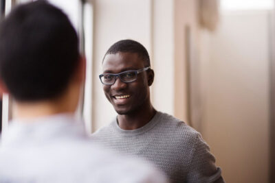 2 مهارت ارتباط چشمی برای صحبت کردن در خوابگاه پسرانه